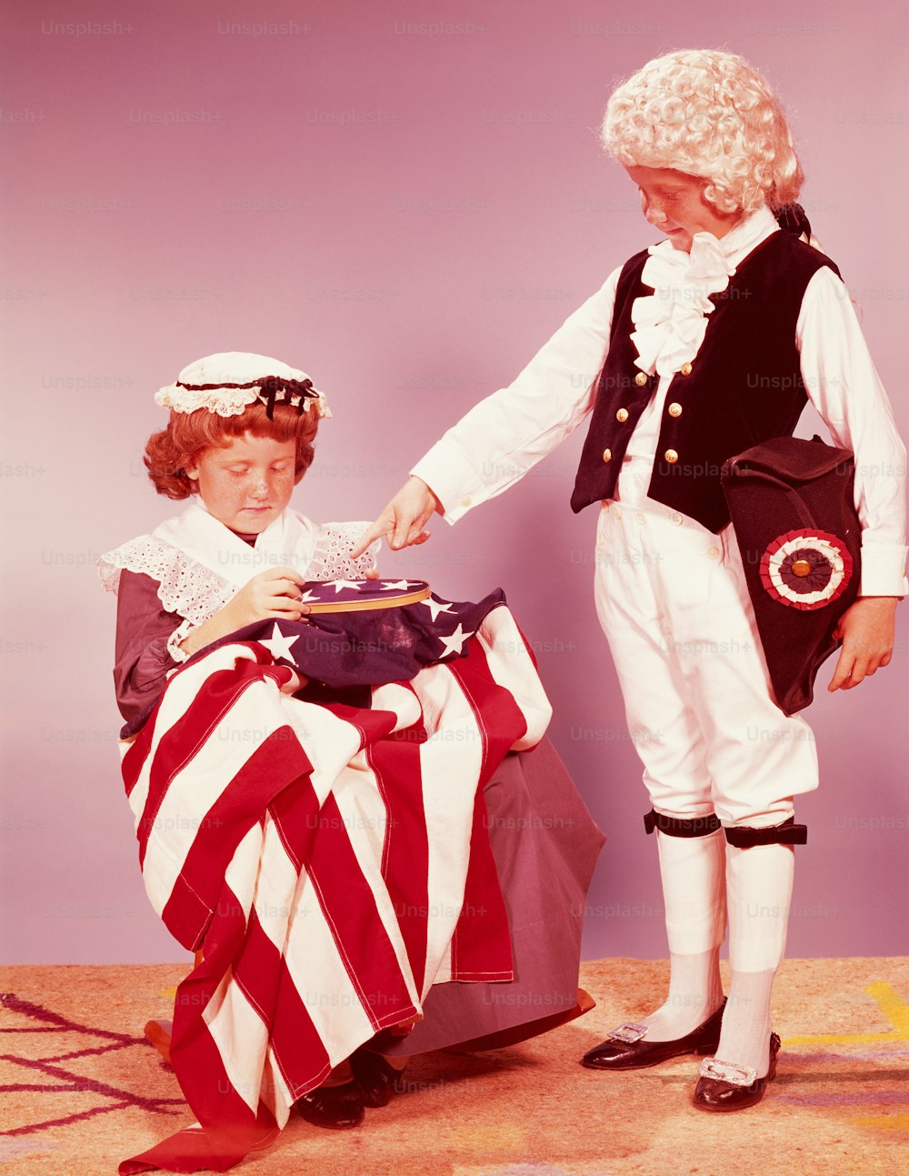 ESTADOS UNIDOS - POR VOLTA DE 1950: Duas crianças em trajes coloniais.