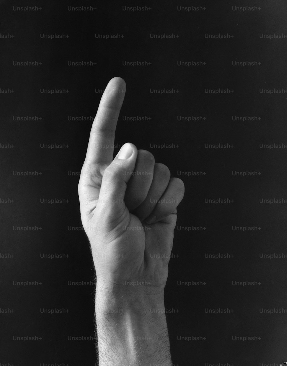 アメリカ合衆国 - 1940年代頃:人差し指を横に向ける男性の手。