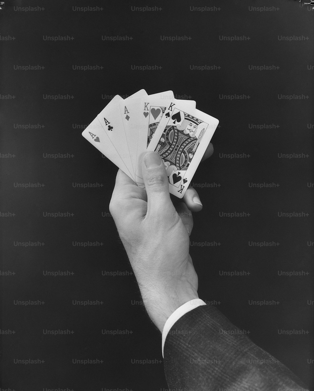 VEREINIGTE STAATEN - CIRCA 1950er Jahre: Die Hand des Mannes hält die Pokerkartenhand "Full House".