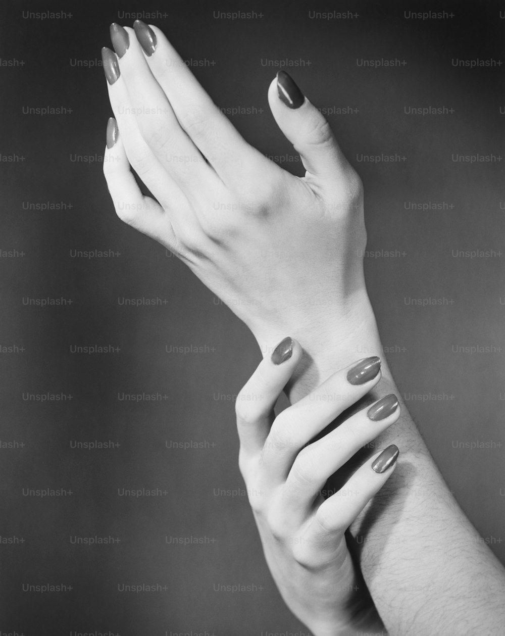 Le mani di una donna con unghie curate e un anello