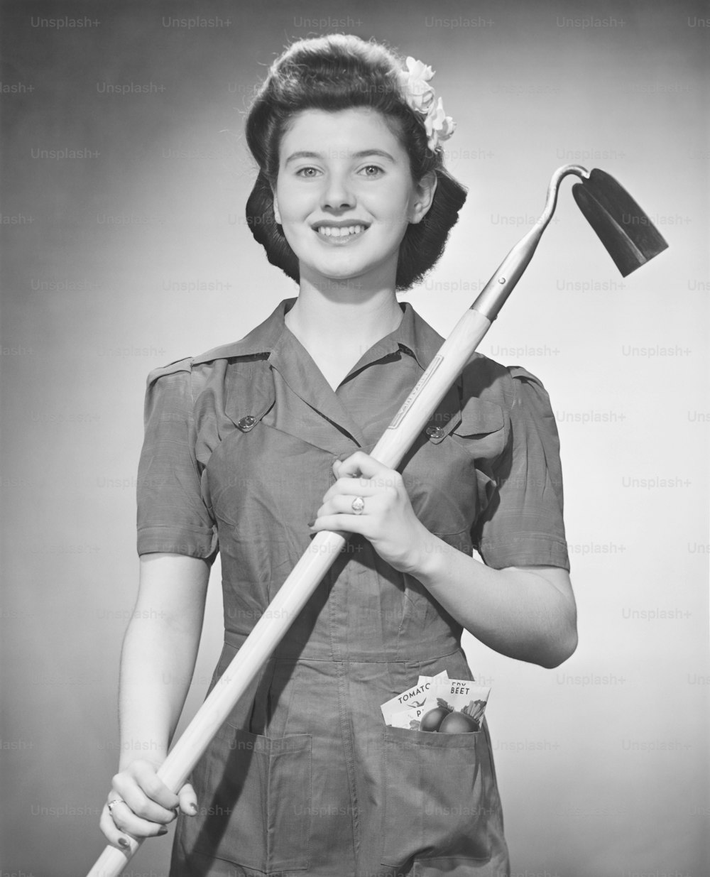Una mujer con uniforme sosteniendo un palo grande