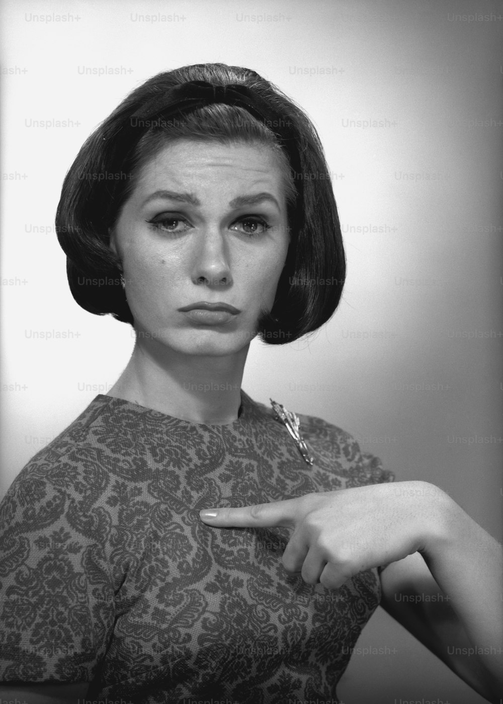Ein Schwarz-Weiß-Foto einer Frau, die auf etwas zeigt