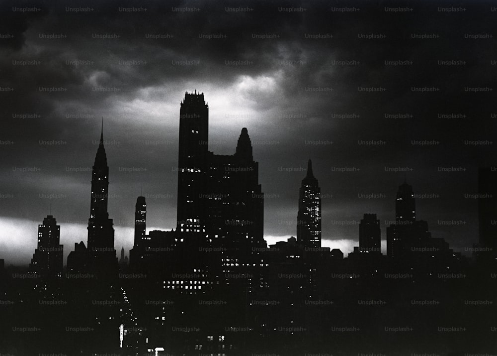 Una foto en blanco y negro de una ciudad por la noche