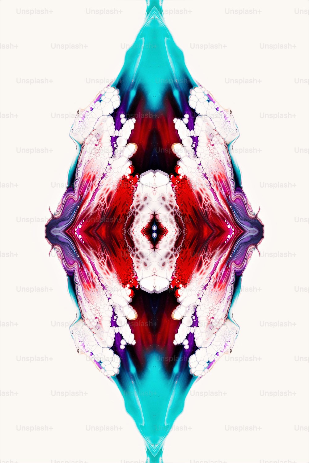 Une image abstraite d’une fleur rouge, blanche et bleue