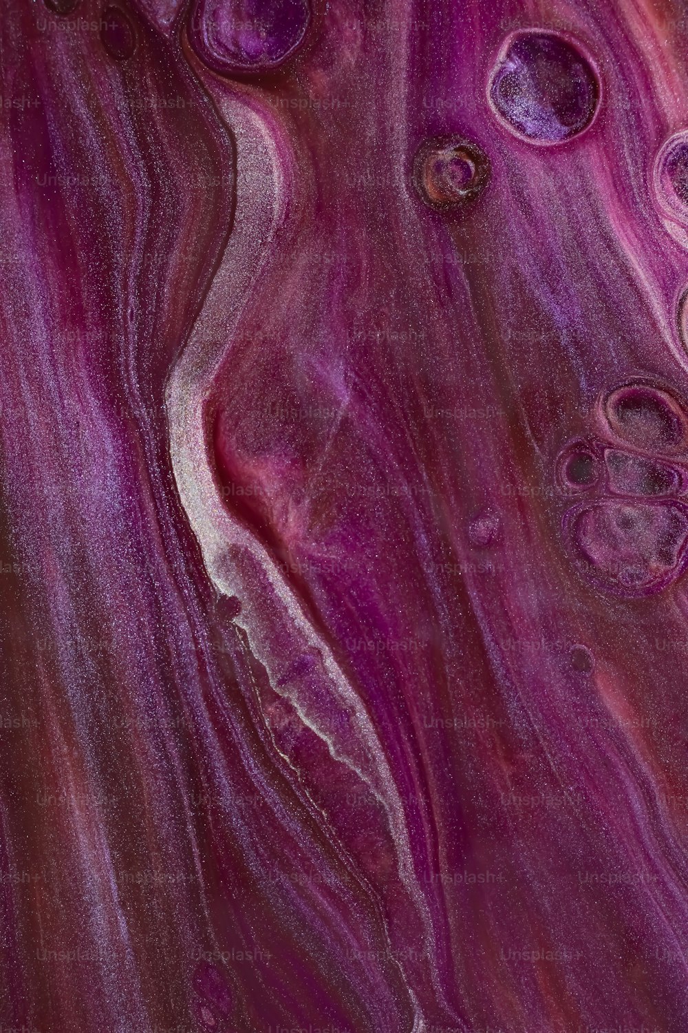 Un primer plano de una canica púrpura y blanca