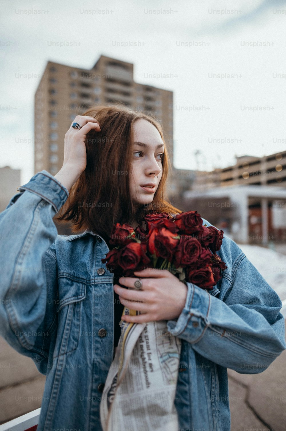 uma mulher segurando um buquê de rosas nas mãos