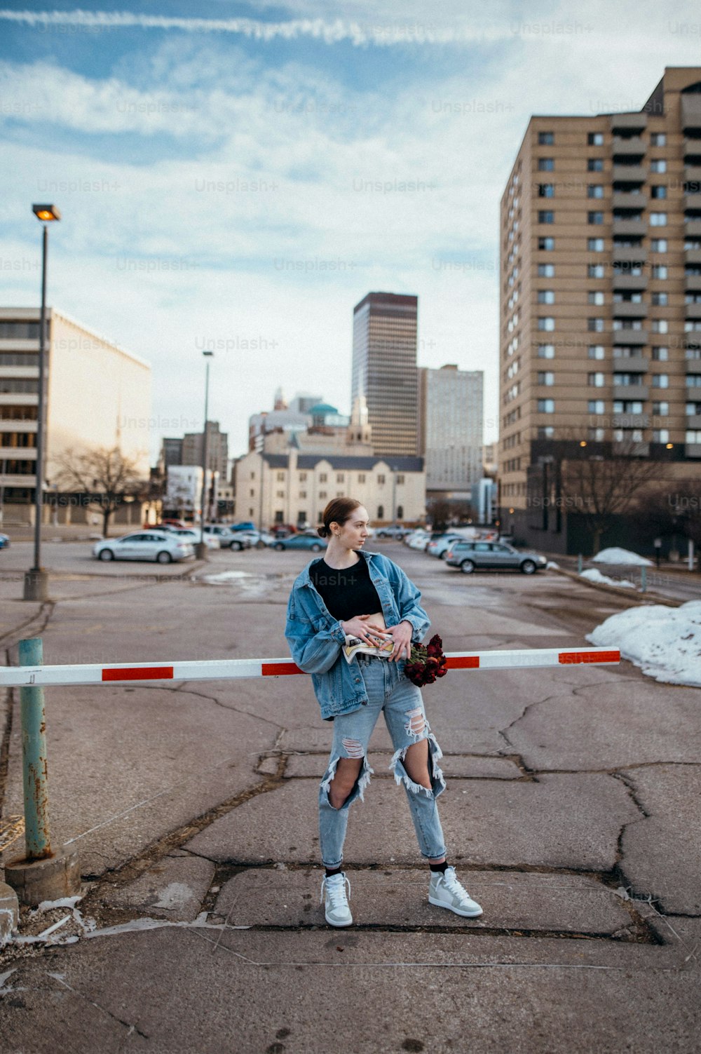 Una mujer parada en medio de una calle