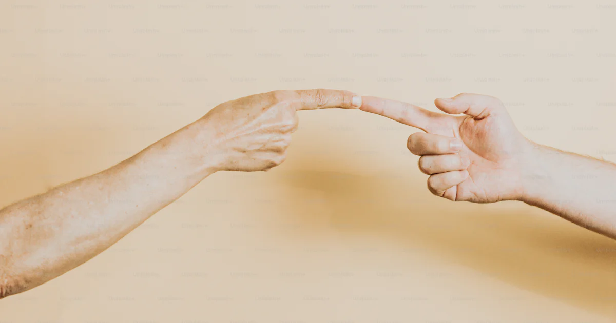 Foto zum Thema Zwei Menschen, die sich gegenseitig die Hände reichen ...