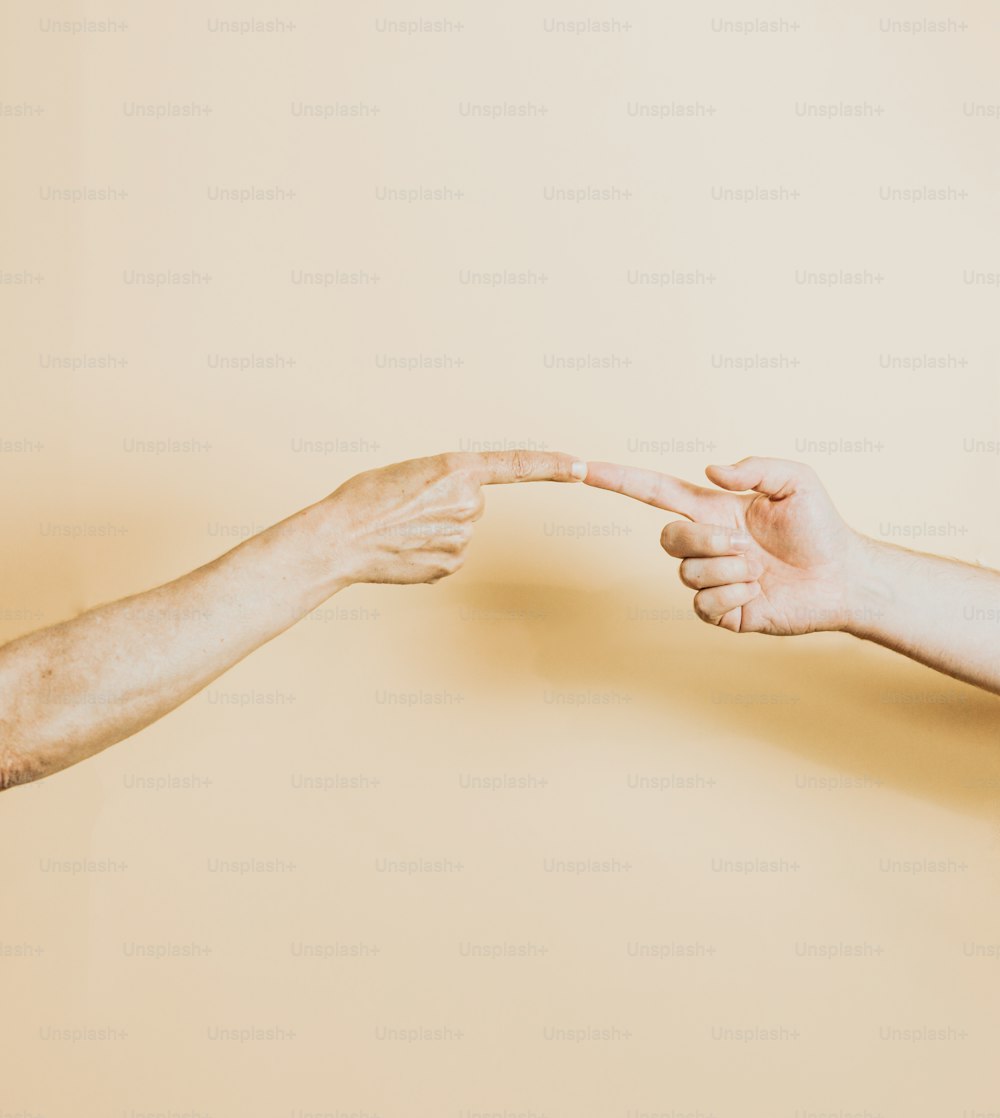 Dos personas extendiendo sus manos la una a la otra