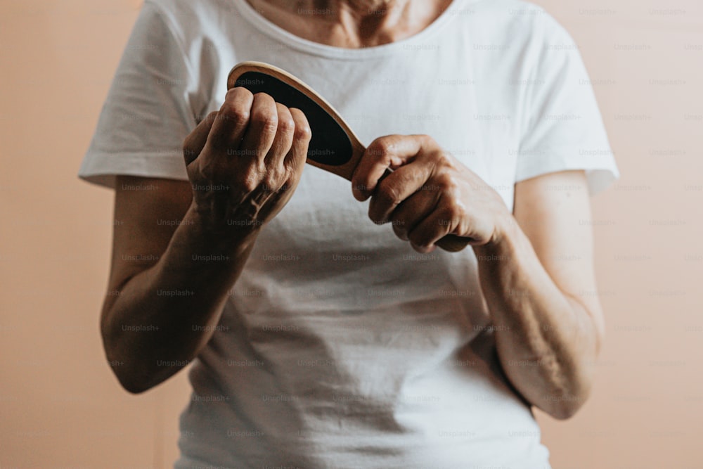 Eine Frau, die ein Skateboard in den Händen hält