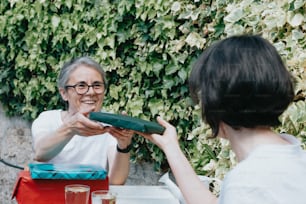 uma mulher segurando um frisbee na frente de um homem