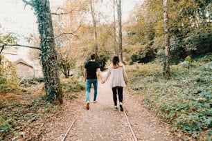 Un uomo e una donna che camminano lungo un sentiero nel bosco