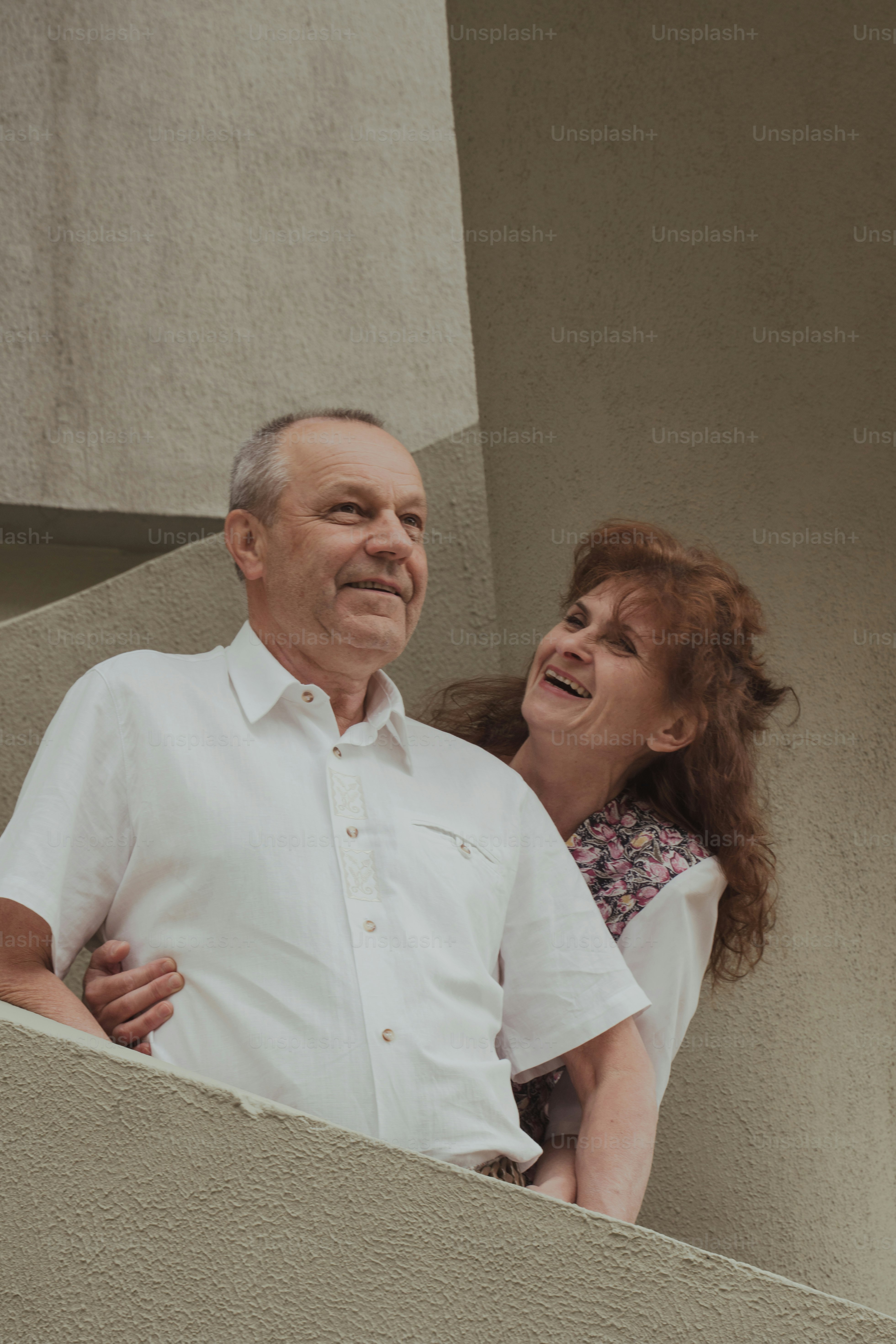 Un uomo e una donna che guardano fuori da una finestra