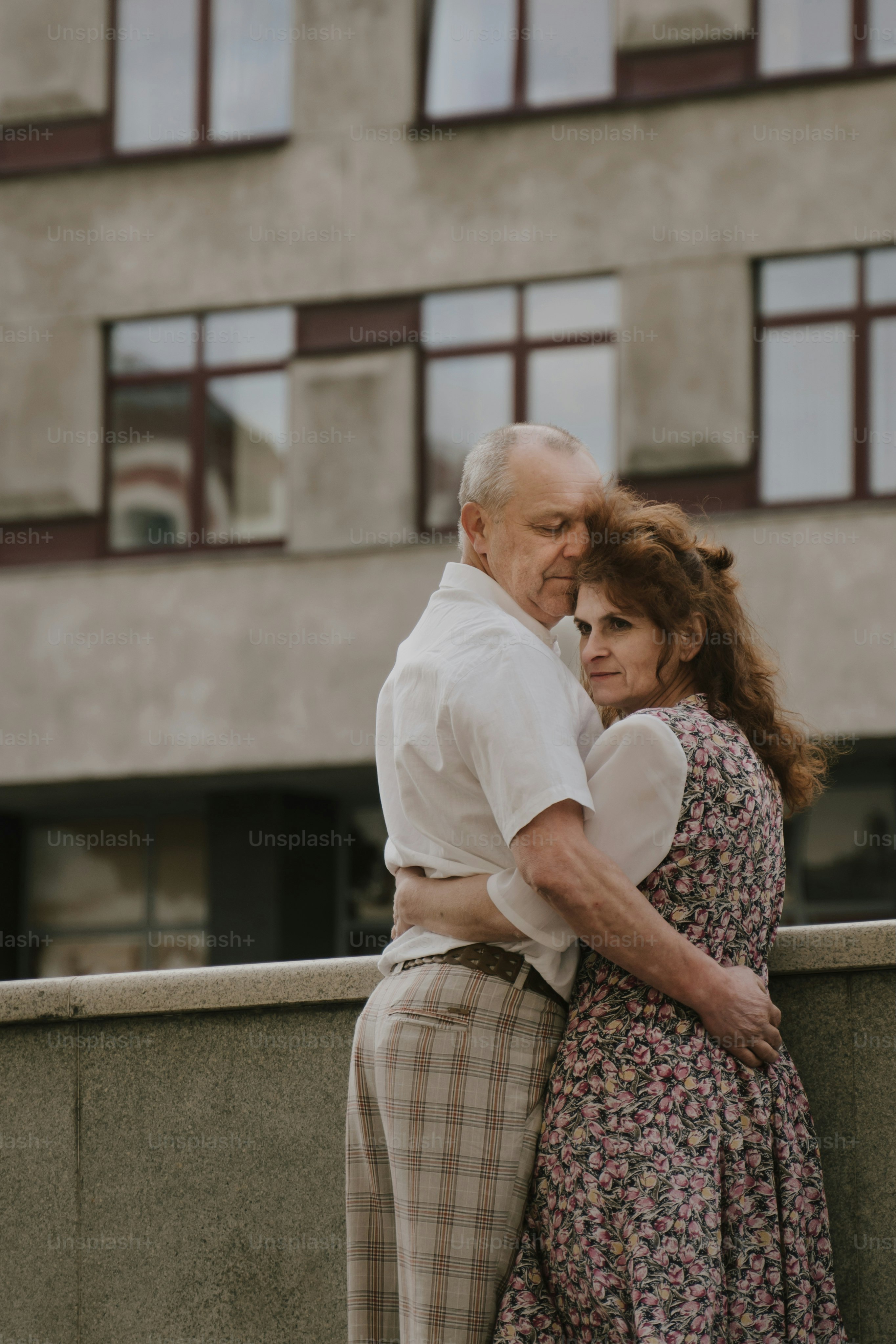 Un homme et une femme s’embrassant