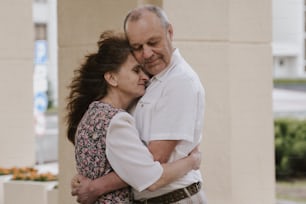 um homem e uma mulher abraçando-se