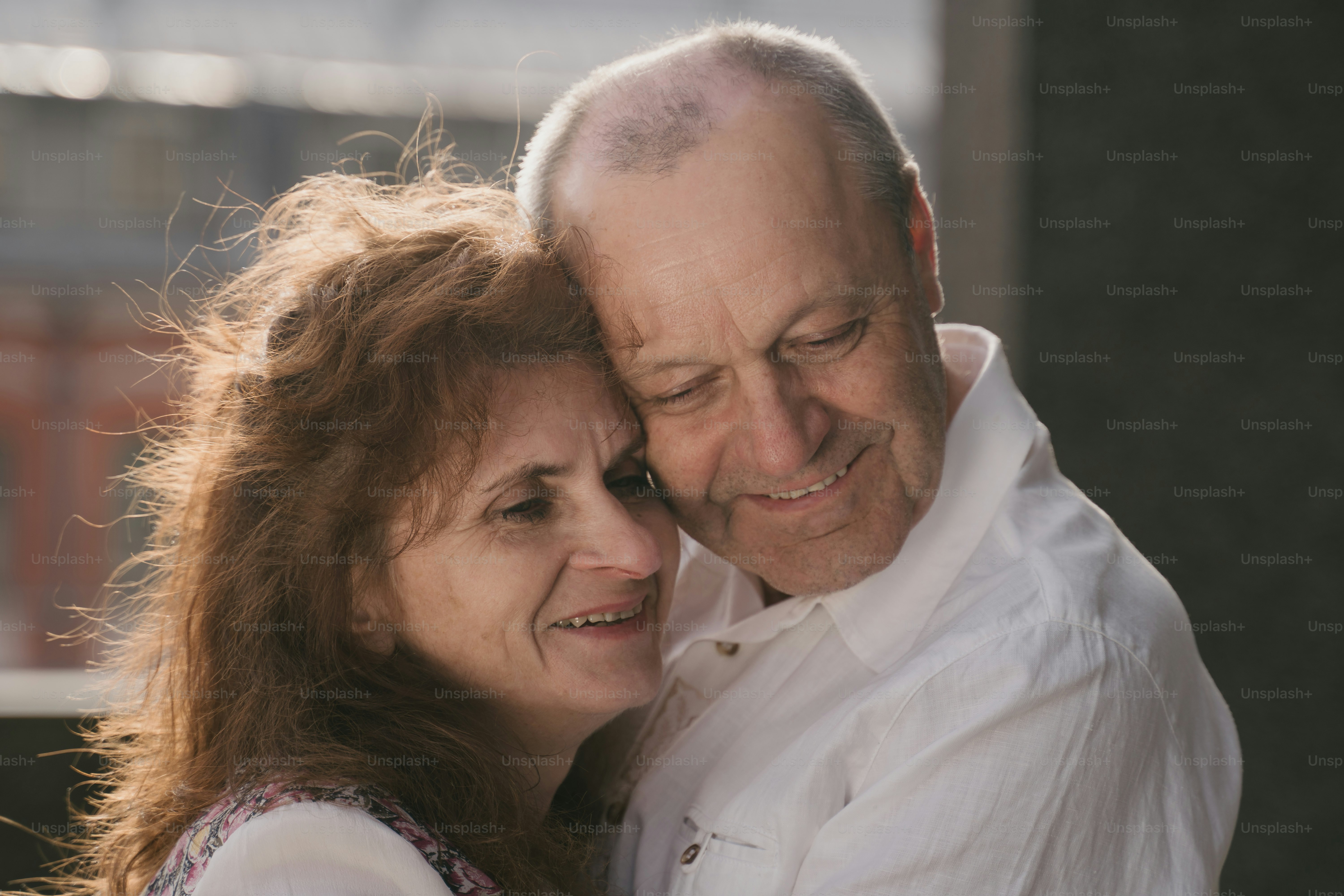 Un uomo e una donna che si abbracciano