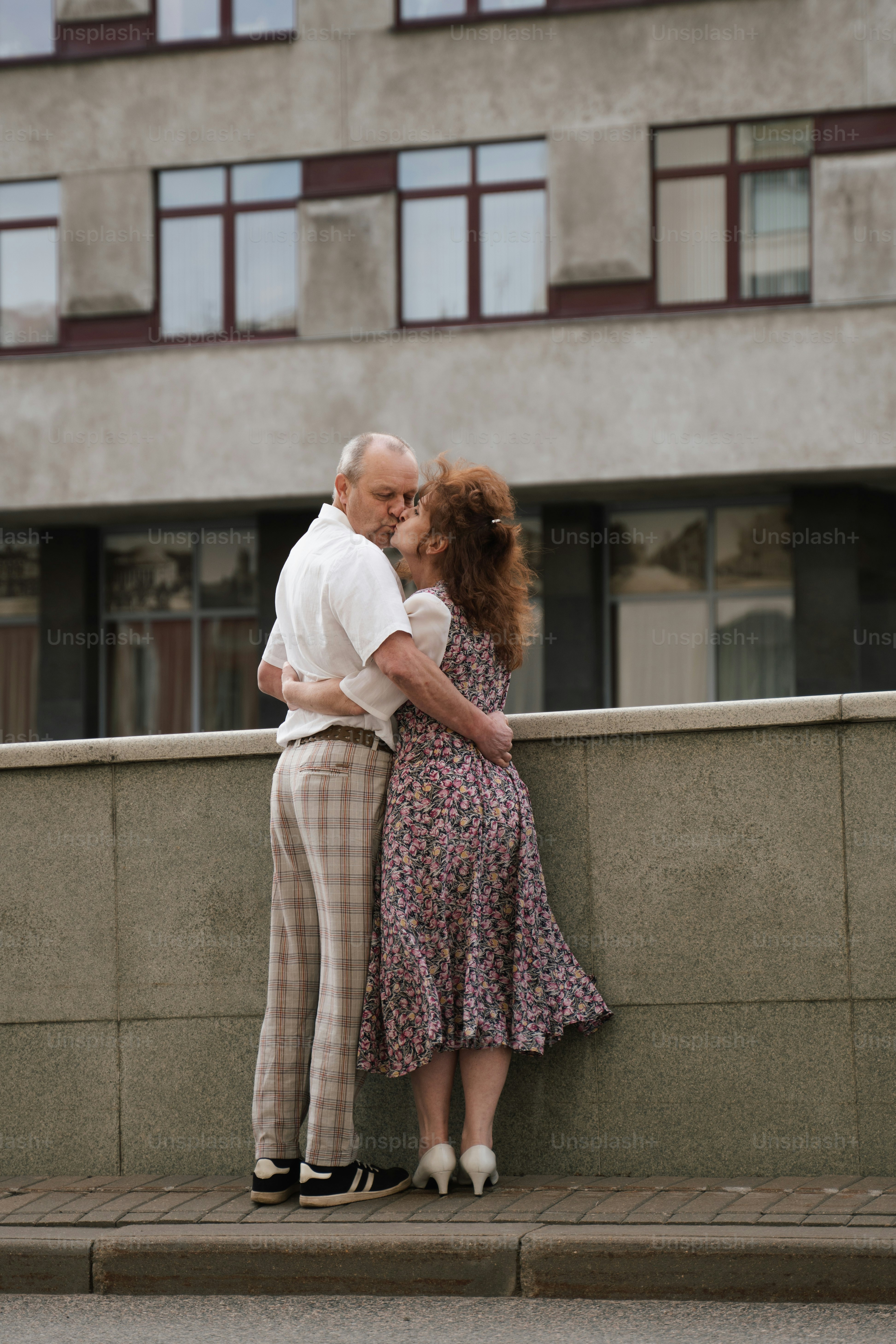 un uomo e una donna in piedi l'uno accanto all'altro