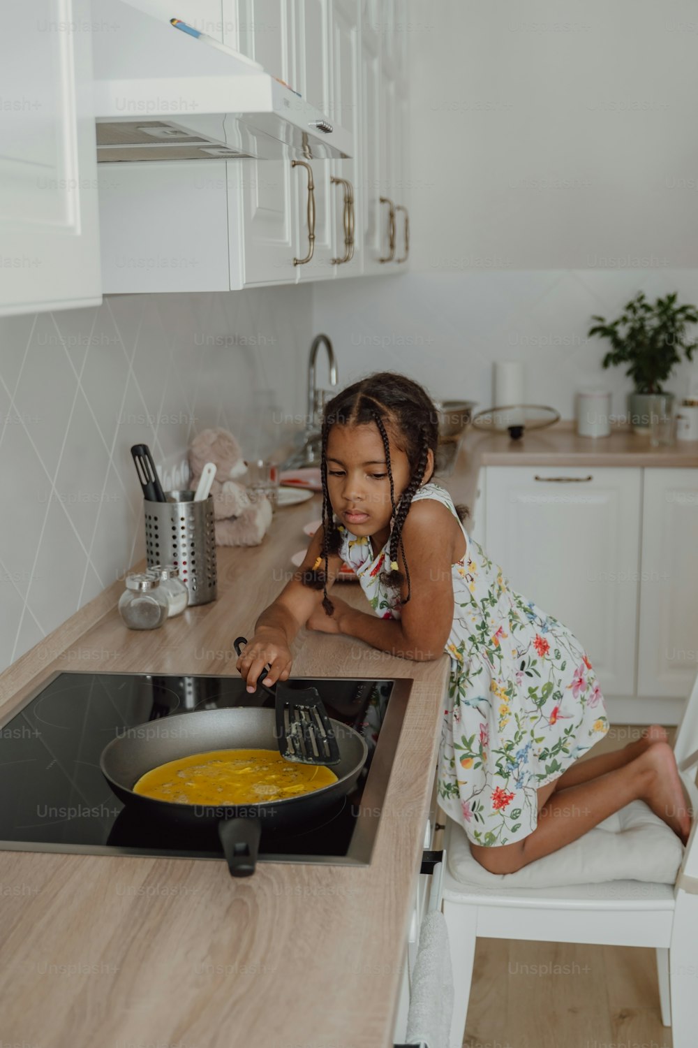 Una bambina che sta in piedi in una cucina