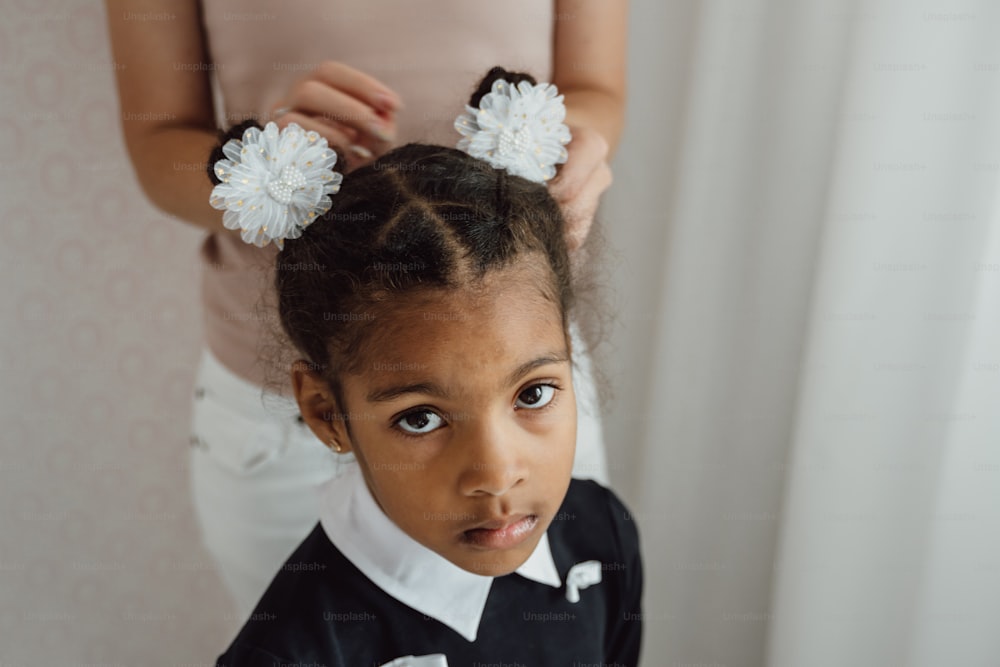 Una niña se está arreglando el pelo