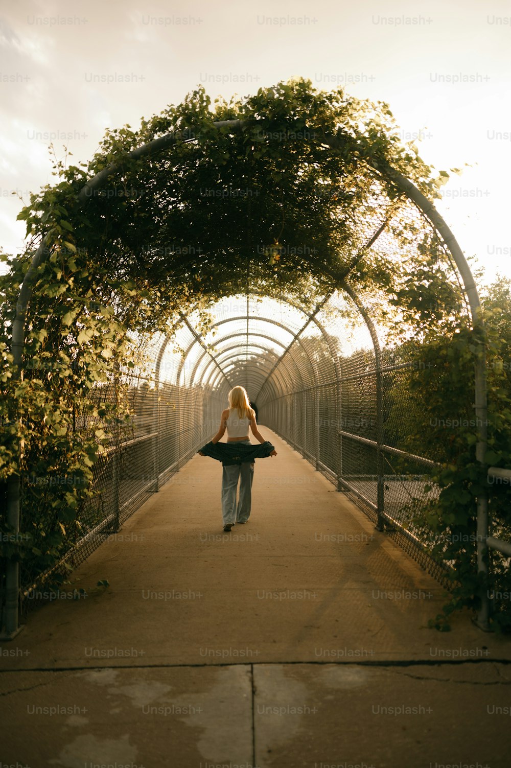 Una mujer caminando por una pasarela cargando una maleta