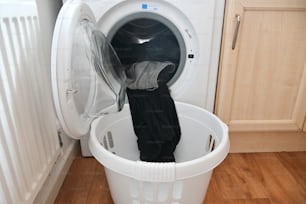 una lavatrice con vestiti al suo interno