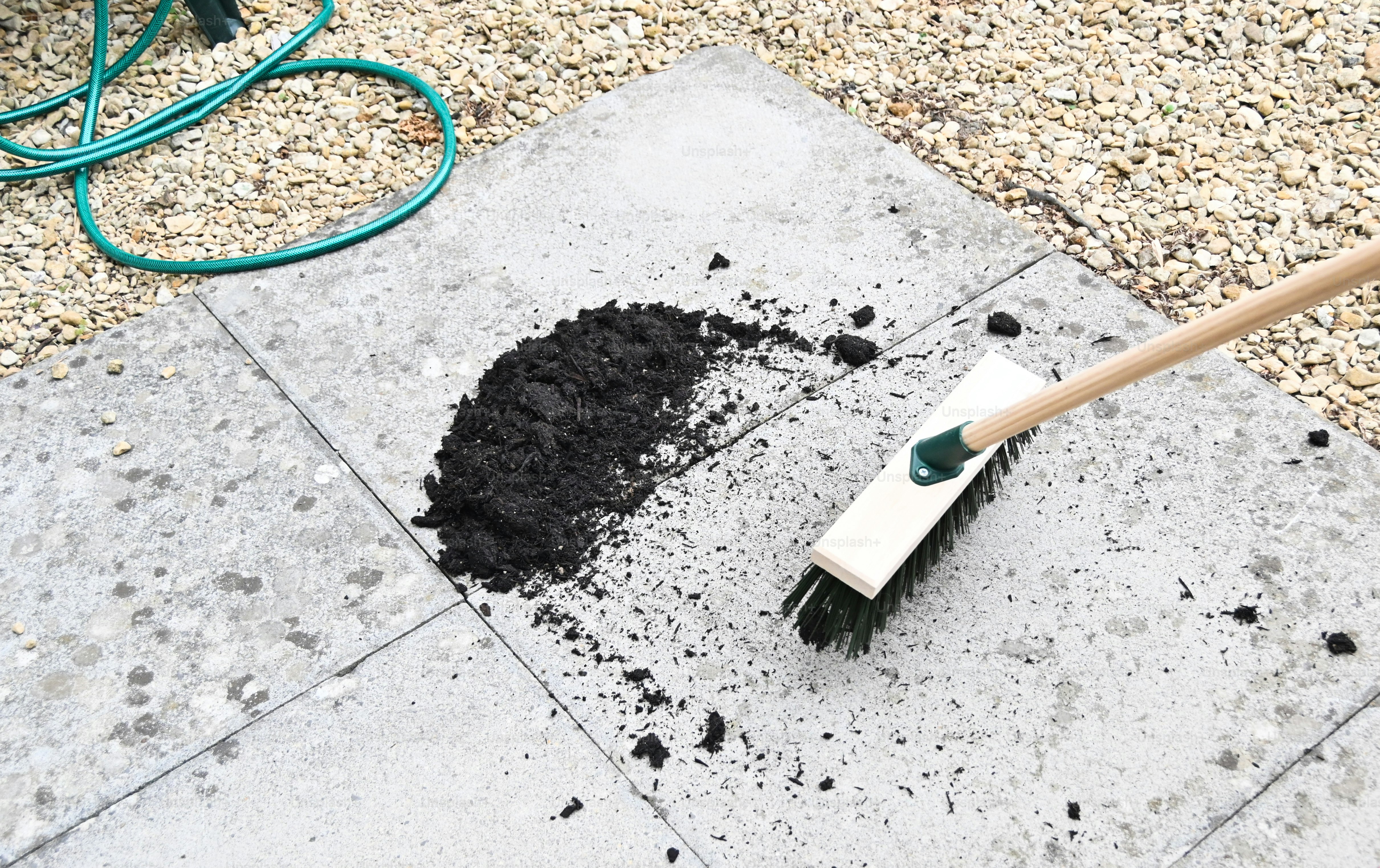 una pala y un montón de tierra en una acera