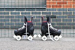 흰색 바퀴가 달린 검은색 롤러 스케이트 한 켤레