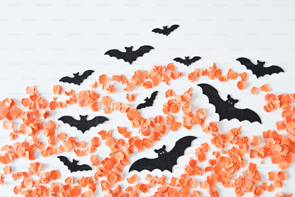 Una mesa blanca cubierta con muchos murciélagos de caramelo