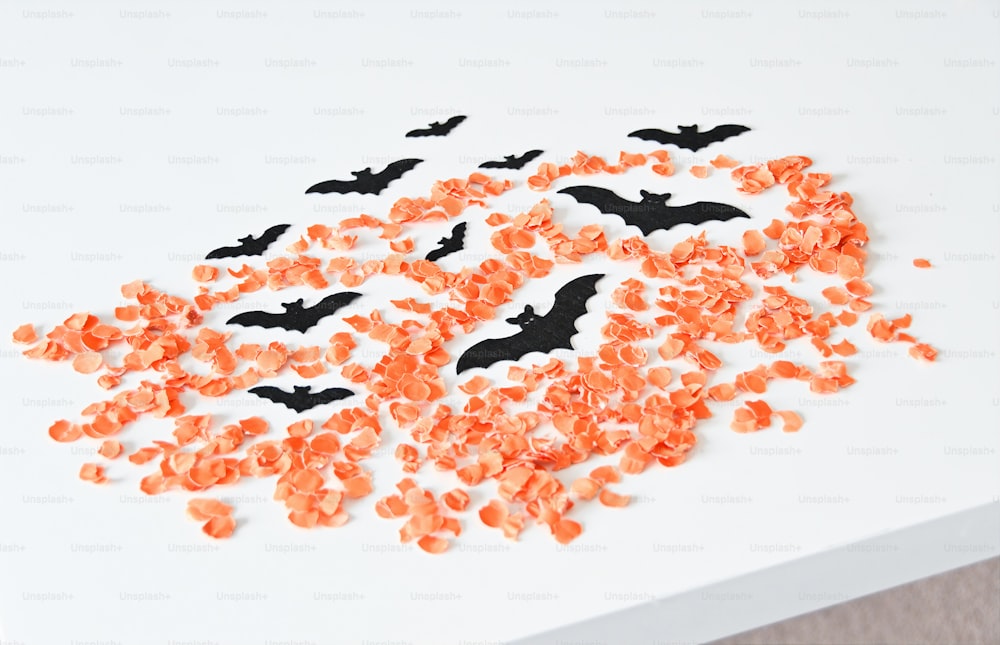 Un tavolo bianco sormontato da un sacco di pipistrelli di caramelle