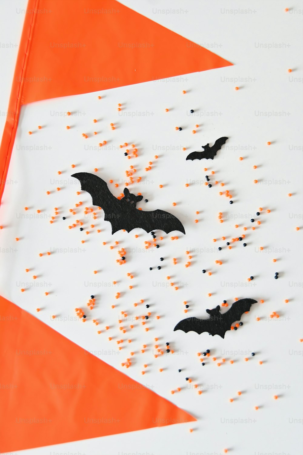 Une carte d’Halloween avec des chauves-souris et des paillettes