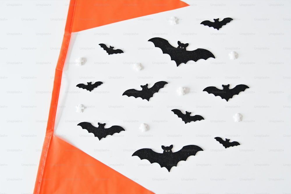 uma mesa branca coberta com muitos morcegos pretos