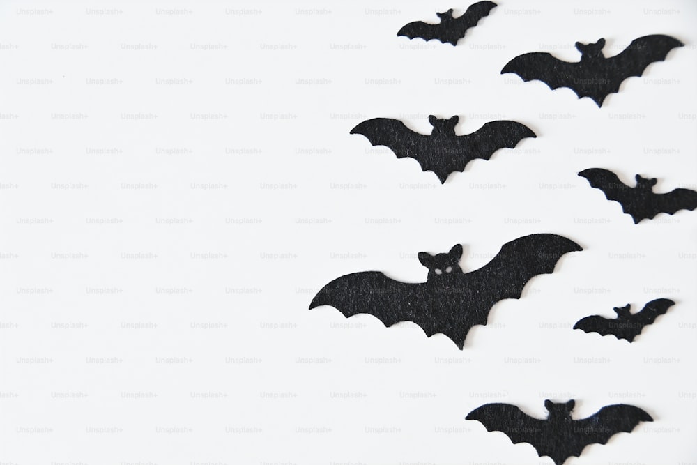 Un grupo de murciélagos volando por el aire