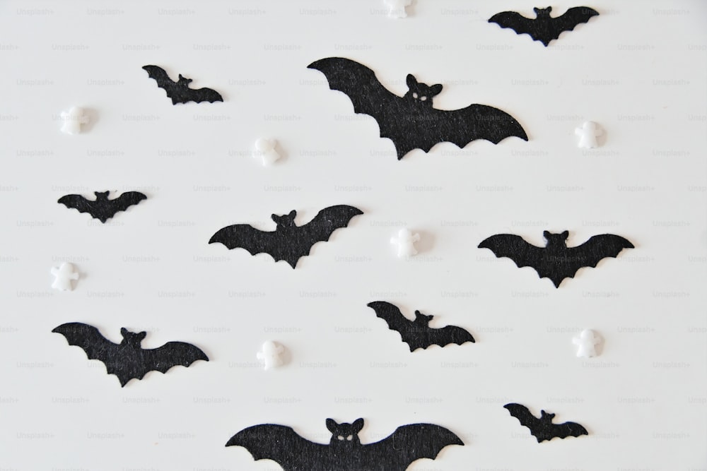 Un montón de murciélagos que están sobre una mesa