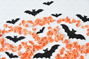 Una mesa cubierta con muchos murciélagos de caramelo