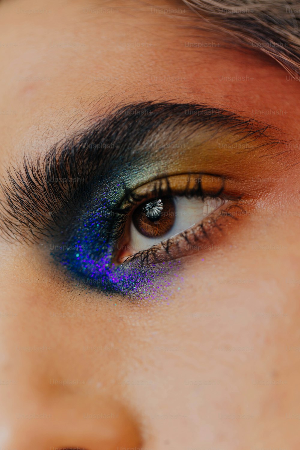 um close up do olho de uma pessoa com uma sombra azul e amarela