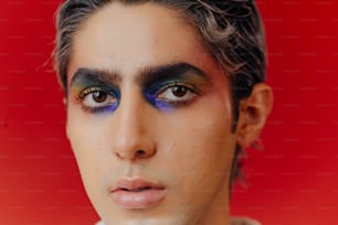 um homem com maquiagem preta e azul no rosto