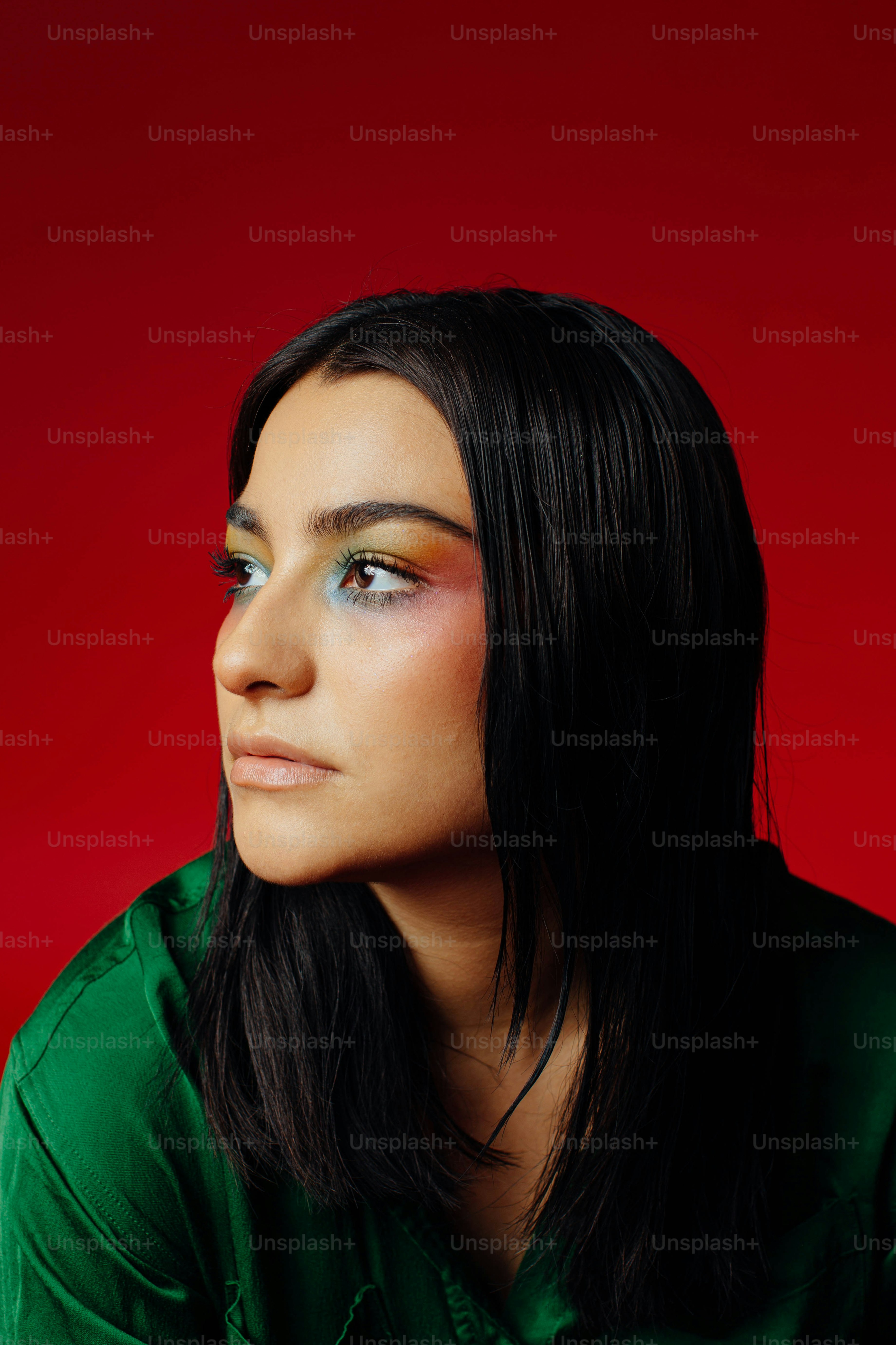 uma mulher com longos cabelos pretos vestindo uma camisa verde