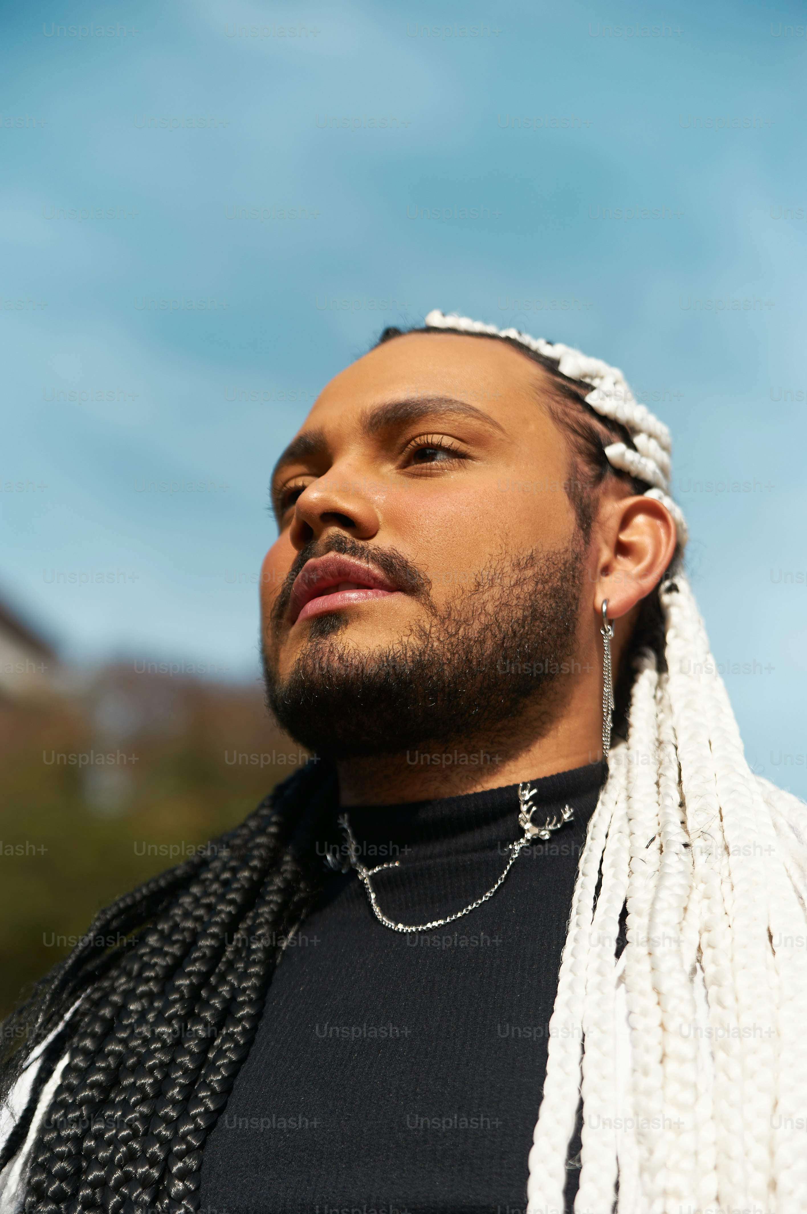Un uomo con i dreadlocks in piedi davanti a un cielo blu foto – Immagine di  Fiducia su Unsplash, image size:3000x4508