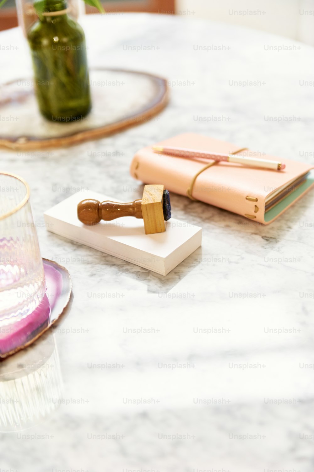 uma mesa coberta com um copo de vinho e uma garrafa de vinho