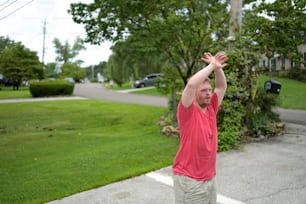 Un hombre con una camisa roja lanzando un frisbee