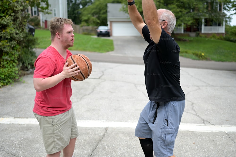 Un hombre sosteniendo una pelota de baloncesto en el aire