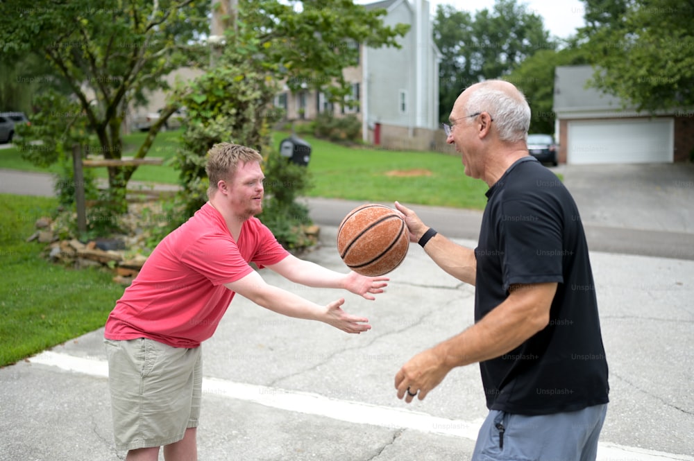 Un hombre sosteniendo una pelota de baloncesto en su mano derecha