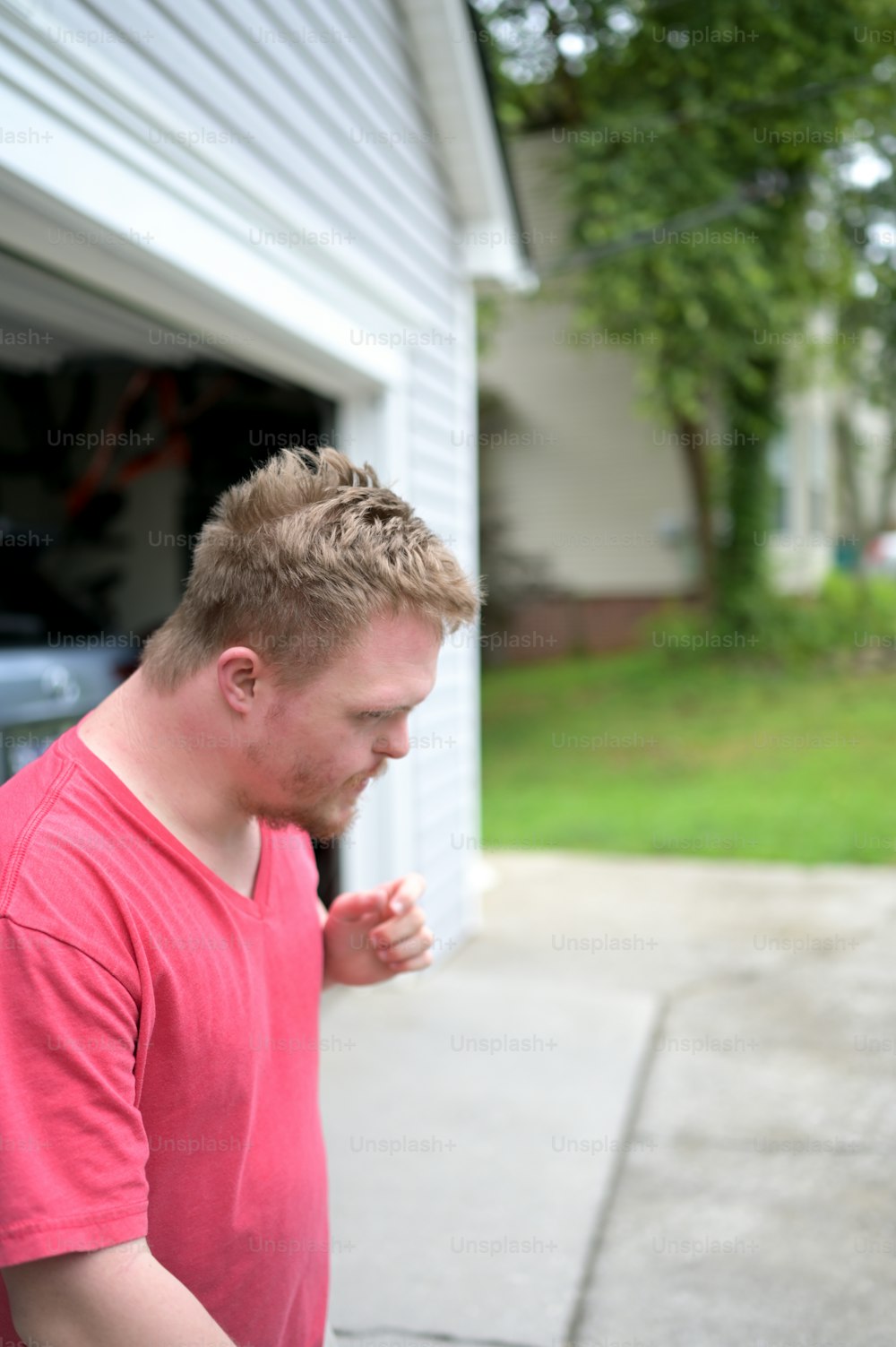 Un uomo in piedi davanti a un garage