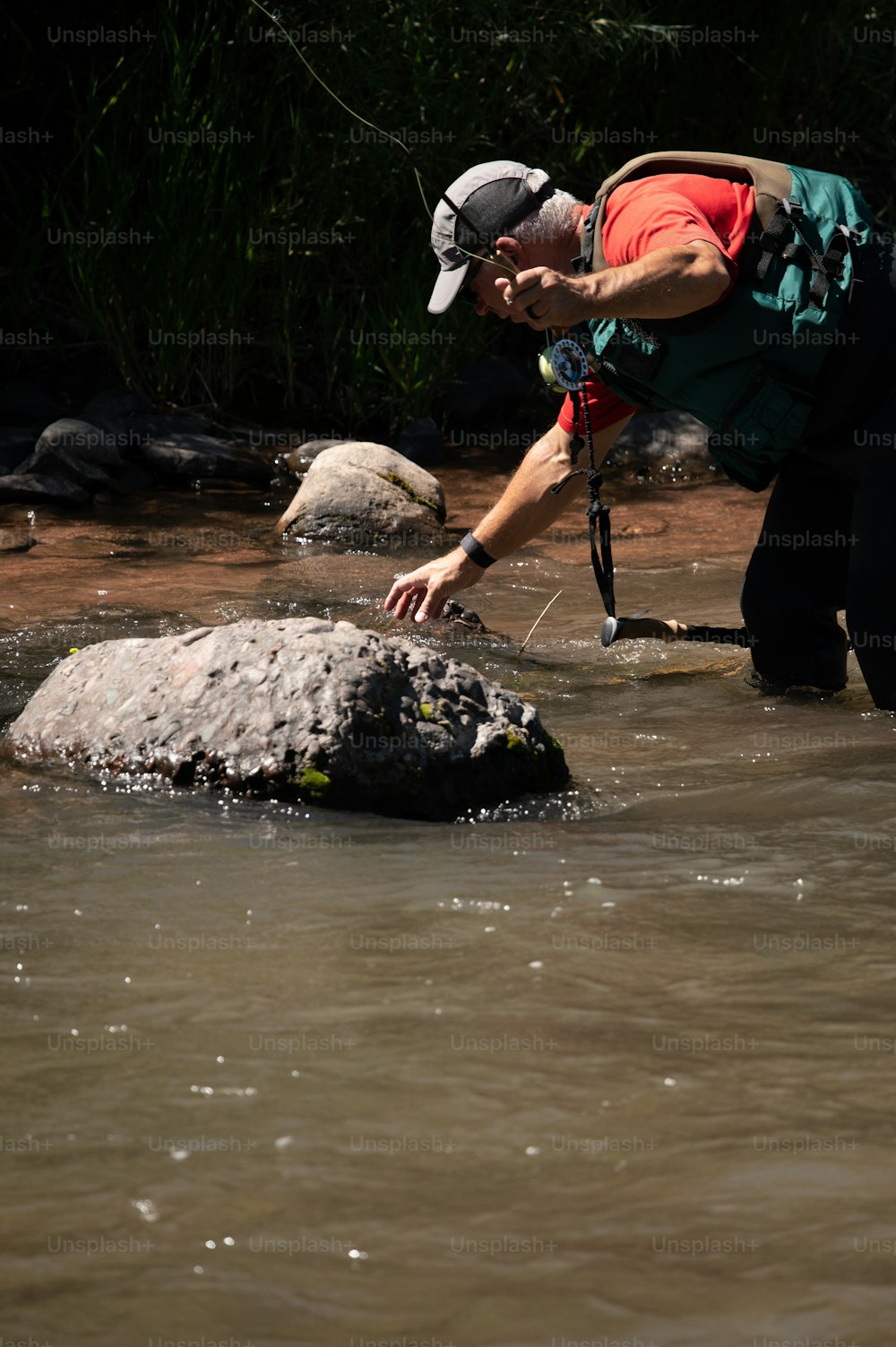 Un homme debout sur un rocher dans une rivière