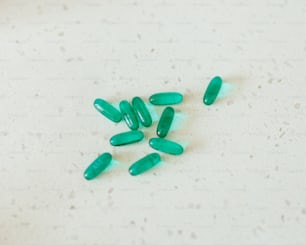 テーブルの上に座っている緑色の錠剤の束