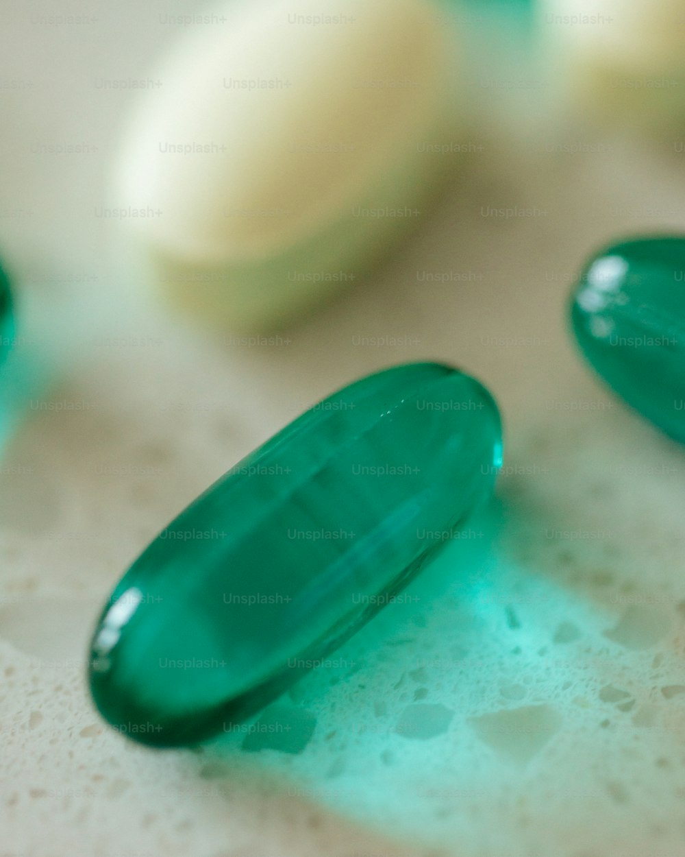 탁자 위에 놓인 초록색 알약의 클로즈업