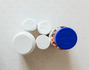 um close up de um frasco de pílulas em uma mesa