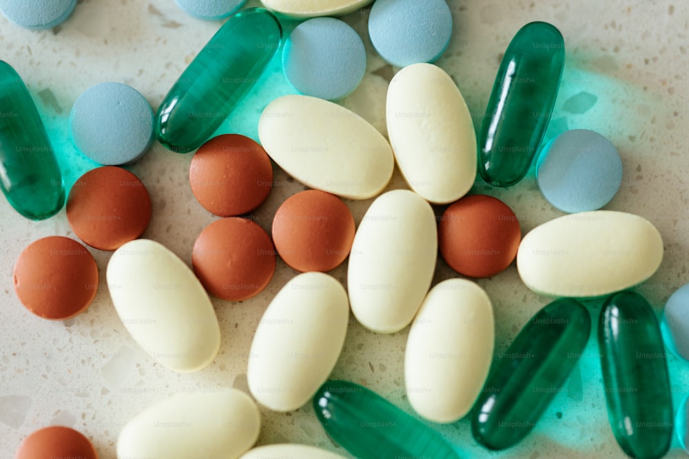 um close up de pílulas e comprimidos em uma mesa