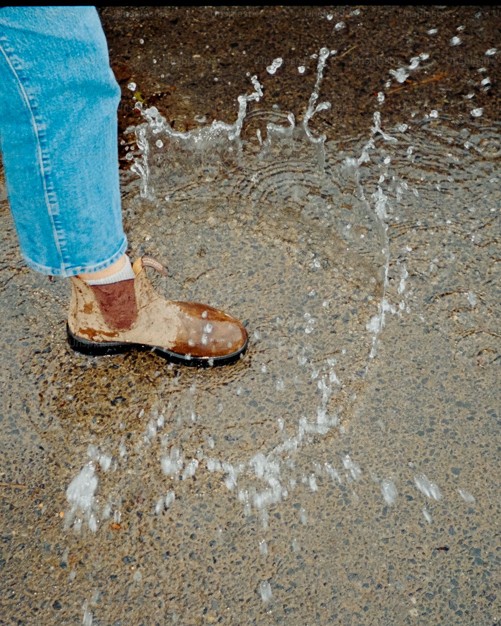 eine Person, die in einer Wasserpfütze steht