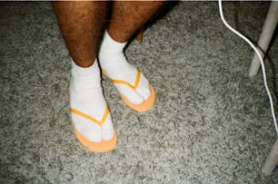 un gros plan des pieds d’une personne portant des chaussettes blanches